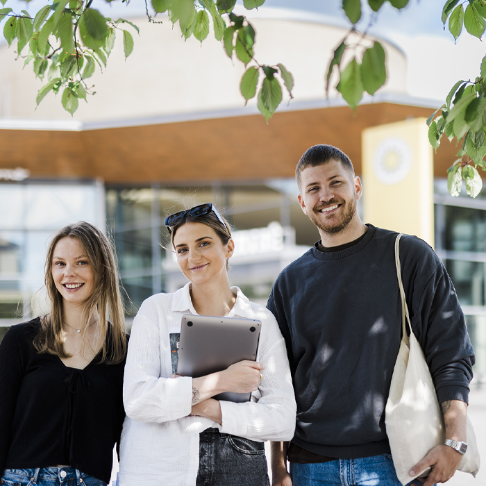 Tre studenter utanför KAU