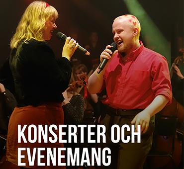 Två studenter som sjunger