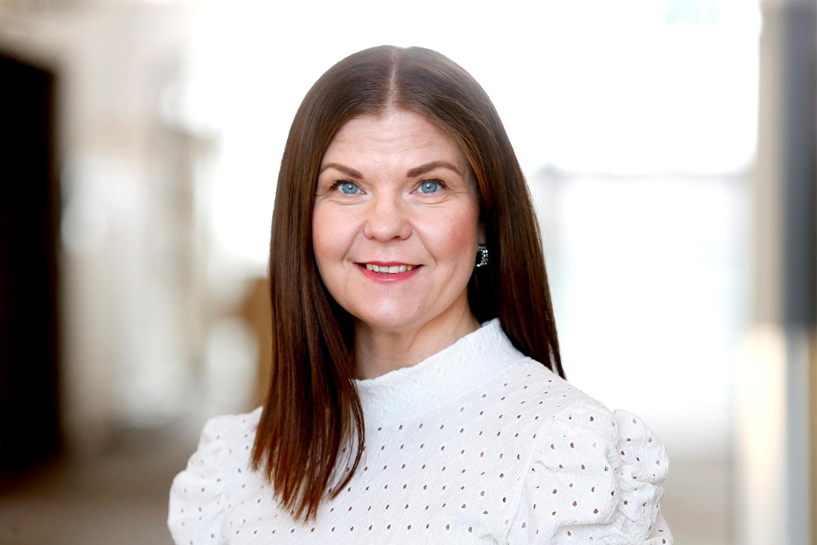 Porträttbild av mörkhårig kvinna