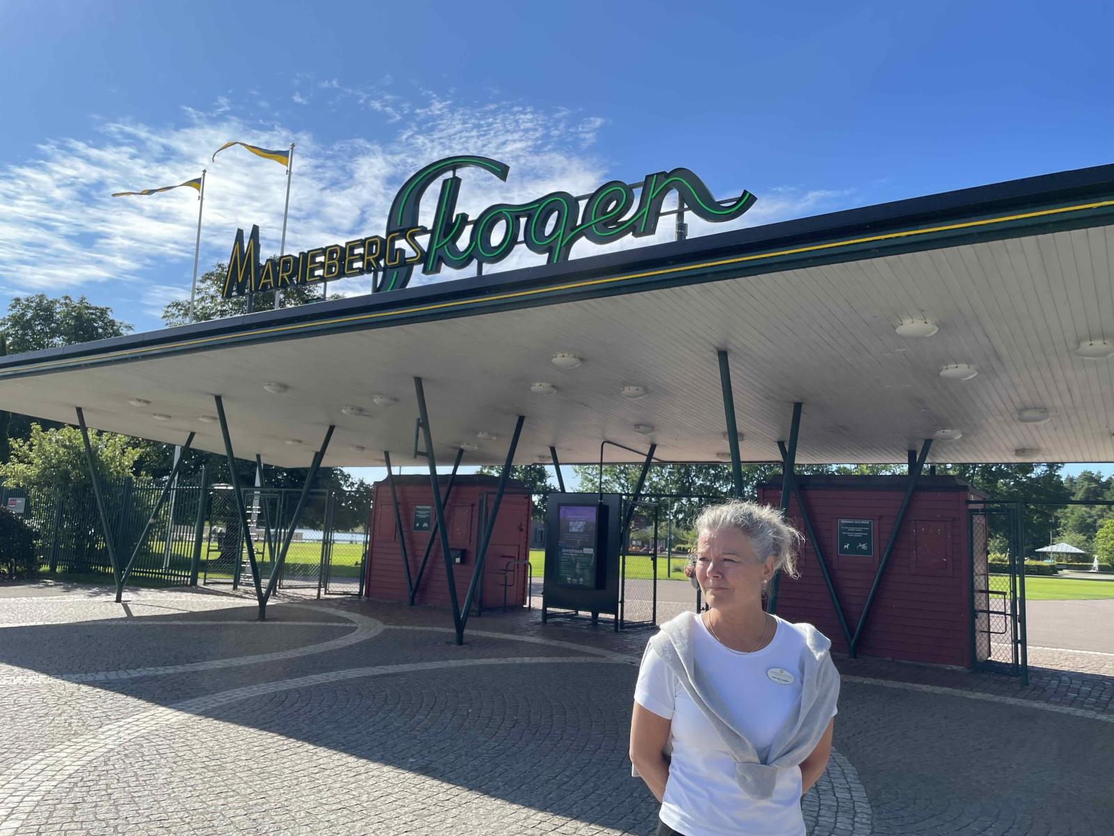 Anna Lööf Falkman står vid Mariebergsskogens entré