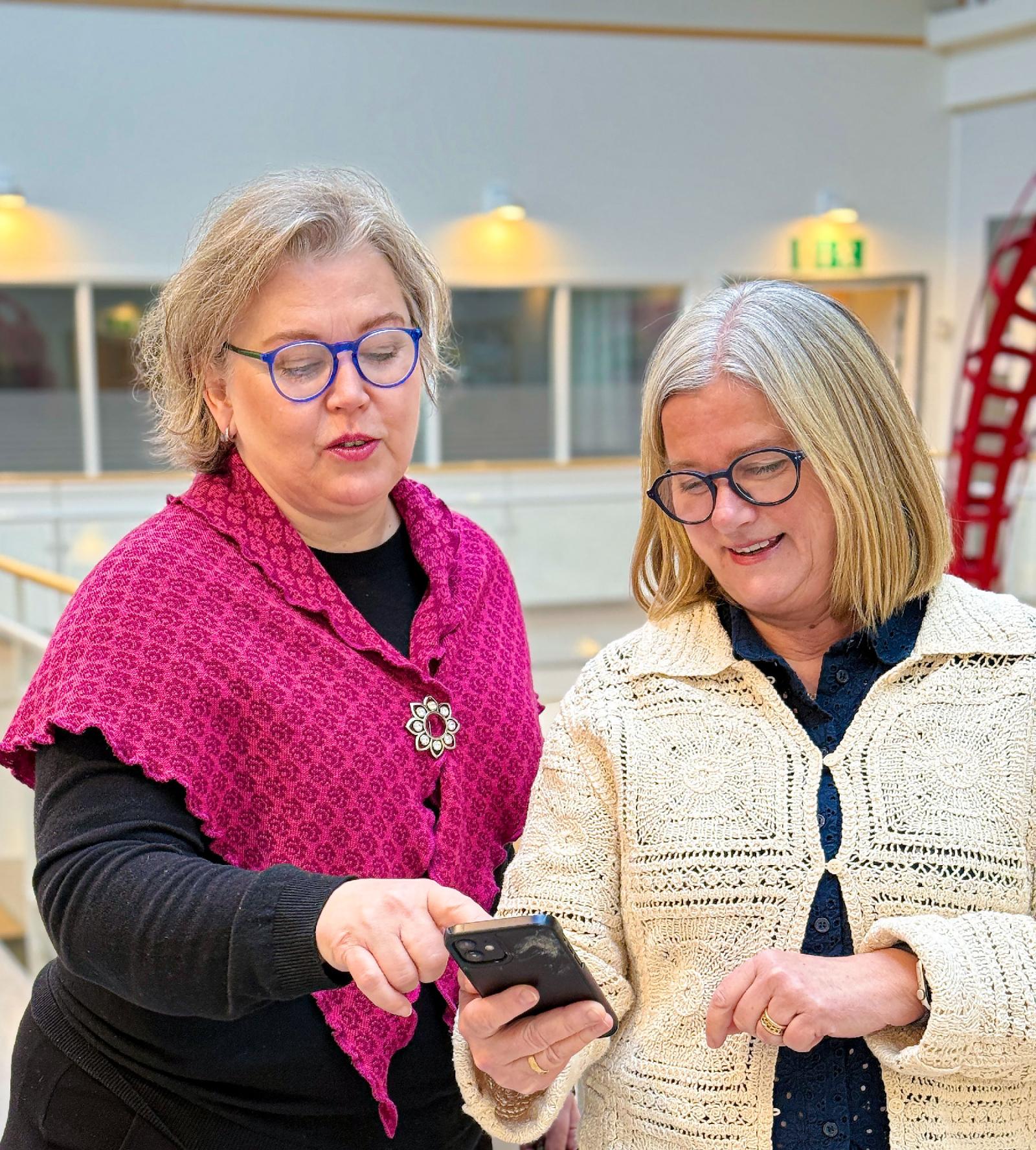 Anna Nordin och Karin Ängeby tittar på sin app
