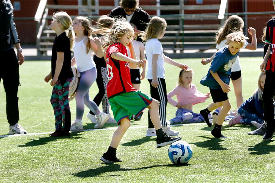 Pojke som spelar fotboll_artikel om fotbollsakademiers krav på familjer 2026