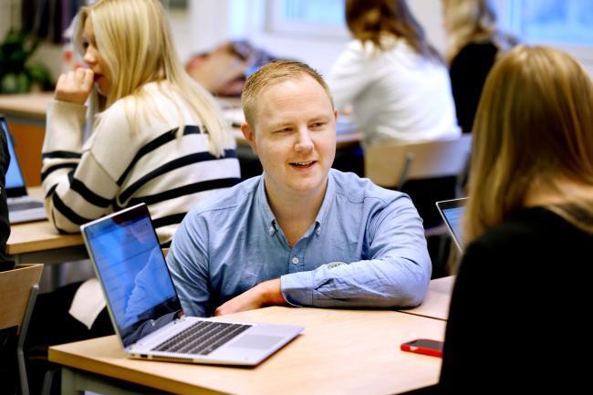 Lärare med elever ett klassrum