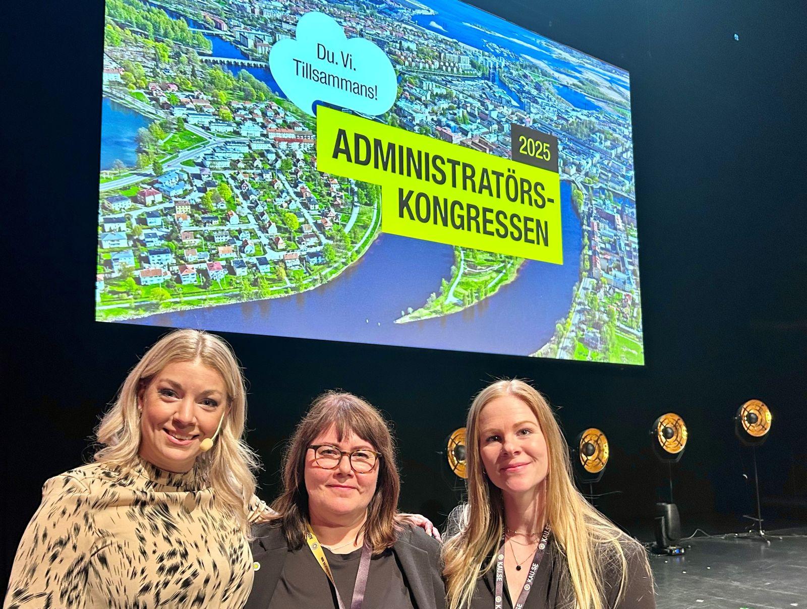 Johanna Samuelsson  administratörskongressens moderator  tillsammans med Karlstads universitets Linda Dunderberg  projektledare  och Sofie Petersson  programansvarig. 