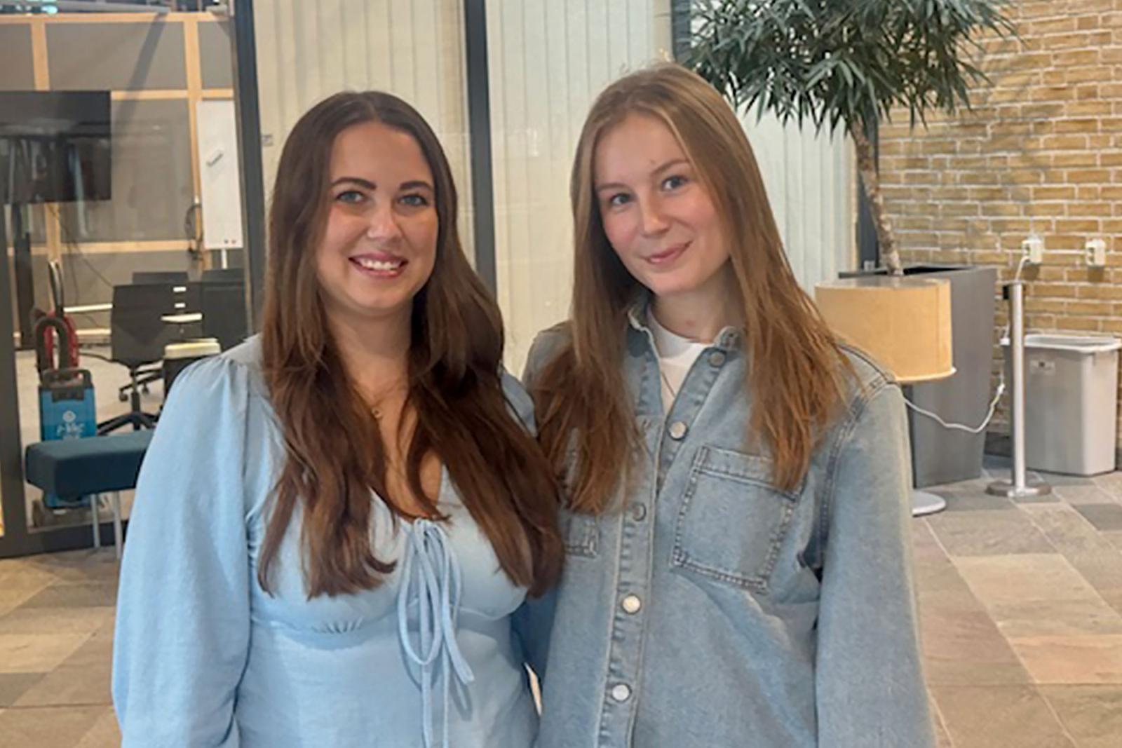 Två kvinnor inomhus 