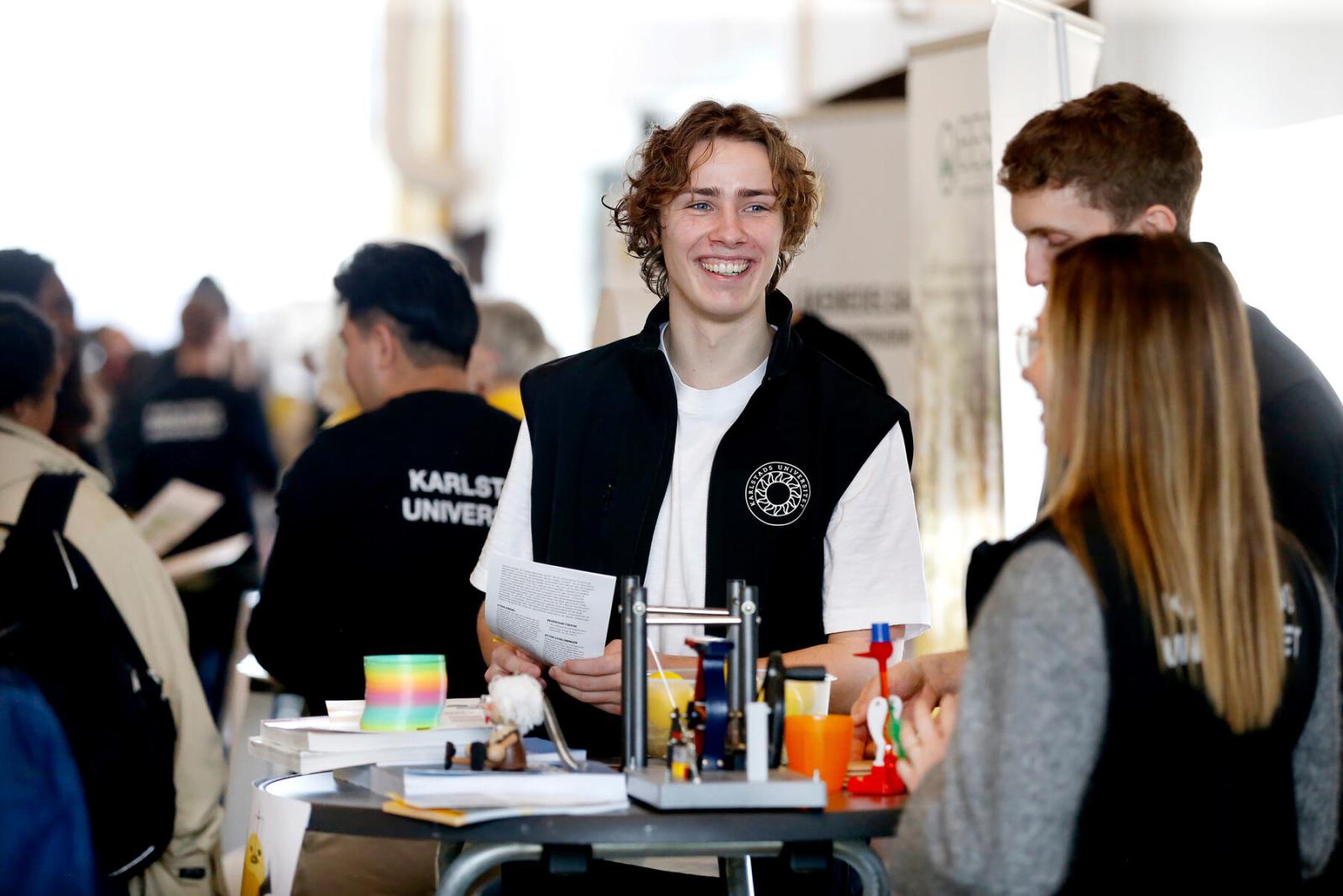 Studenten Isac Pettersson i montern för Tekniskt- naturvetenskapligt basår på Kaudagen 2025