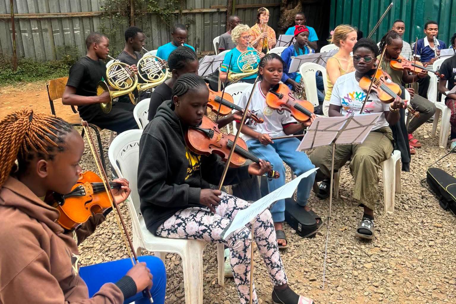 Barn och vuxna som spelar i stor orkester i Nairobi