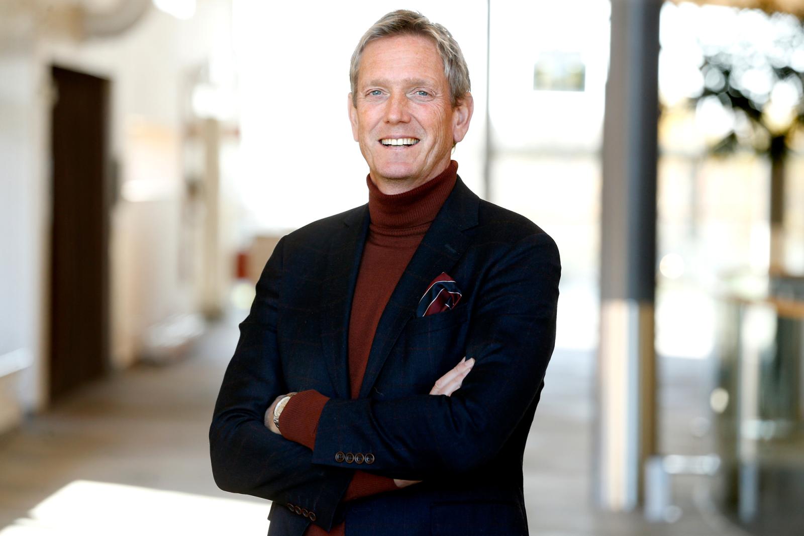 man med korslagda armar