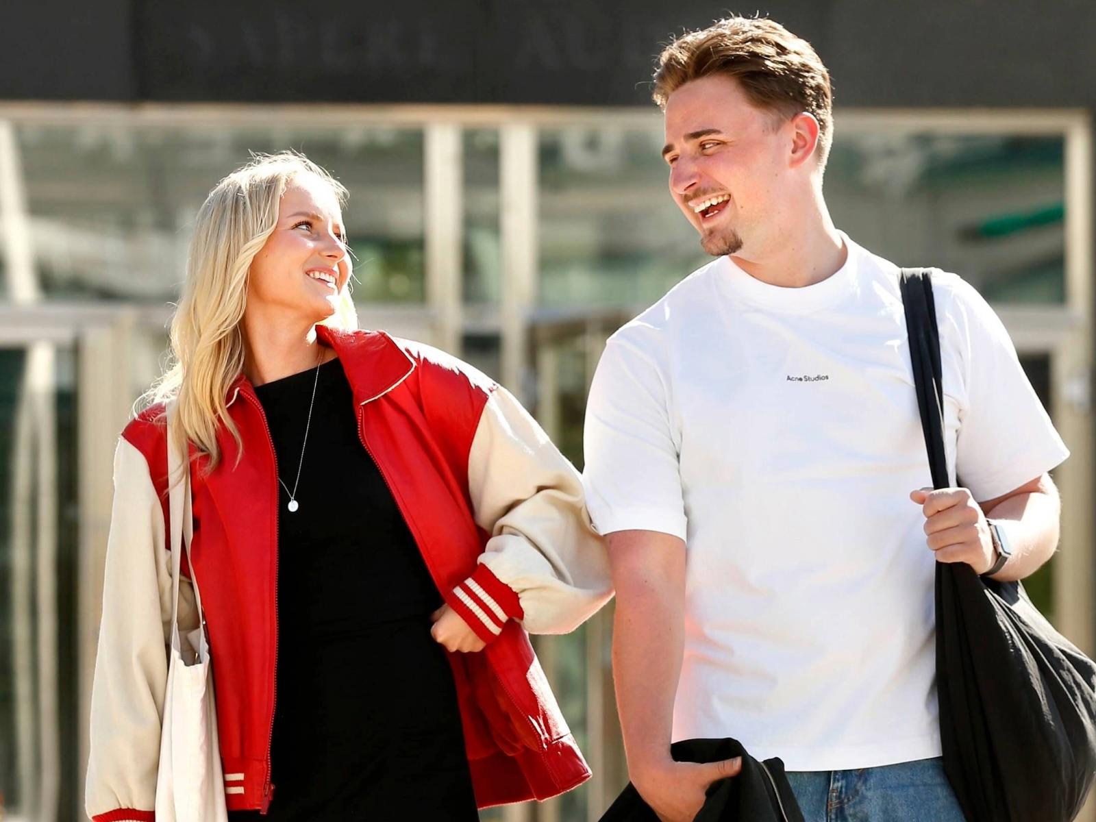 Två studenter framför huvudentrén