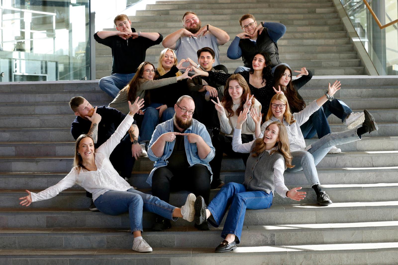 studenter i trappan vid huvudentrén