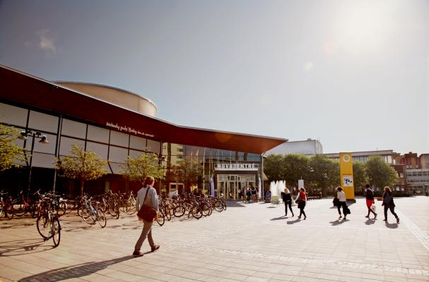 Solig dag utanför universitetet