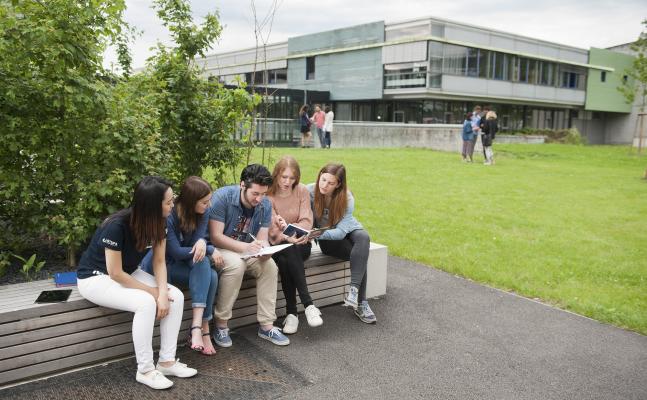 Grupp studenter uanför ESB Business School