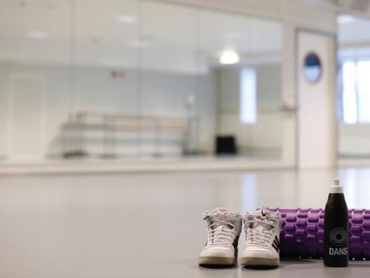 Skor och en vattenflaska på golvet i danssalen