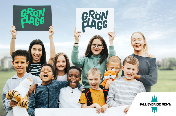 Barn som håller i skyltar med grön flagg
