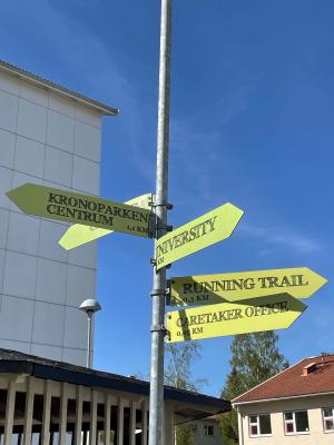 Avståndsskyltar på campus