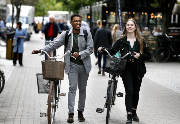 Studenter drar cyklar på gågatan i Karlstads centrum