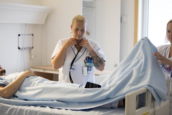 Sjuksköterskestudent kollar puls och blodtryck
