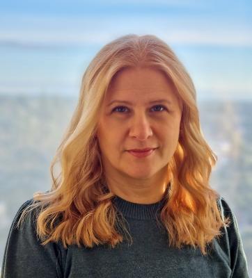 Kvinna med blont hår i grön tröja