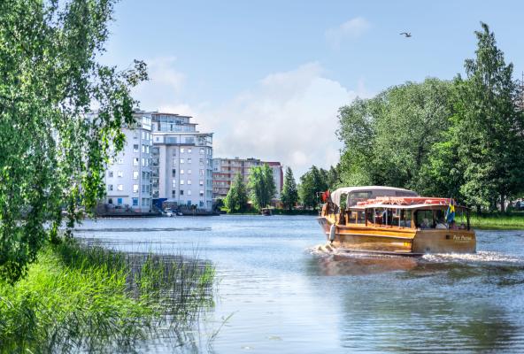 Båtbussen åker i klaräven
