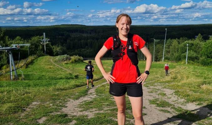 Glad kvinna i löparkläder