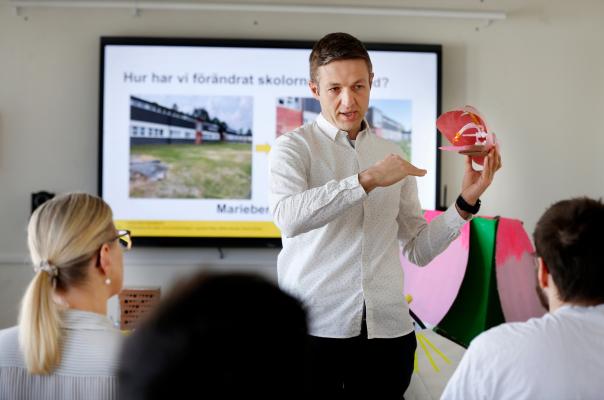 Peter Lampert demonstrerar modeller framför studenter.