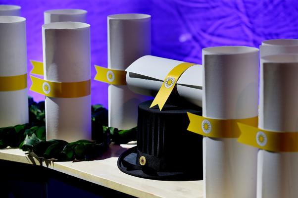 Hatt och diplom_Akademisk hogtid 2025