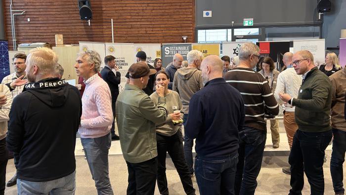 folksamling som minglar