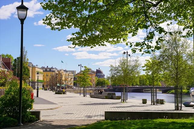 Vy längs Klarälven i centrala Karlstad på sommaren
