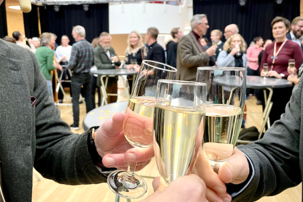 Skål i alkoholfritt bubbel