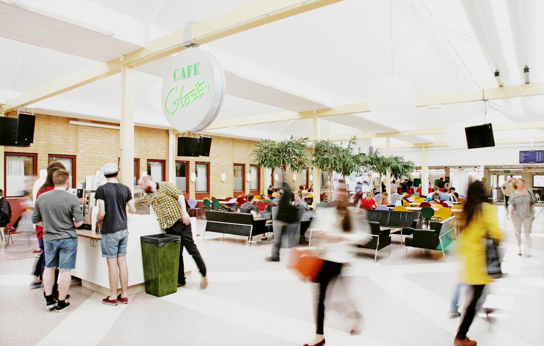 Människor går genom Café Gläntan