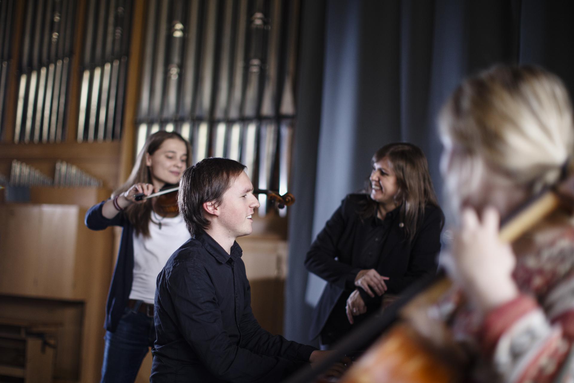 Trio spelar i Kammarmusiksalen