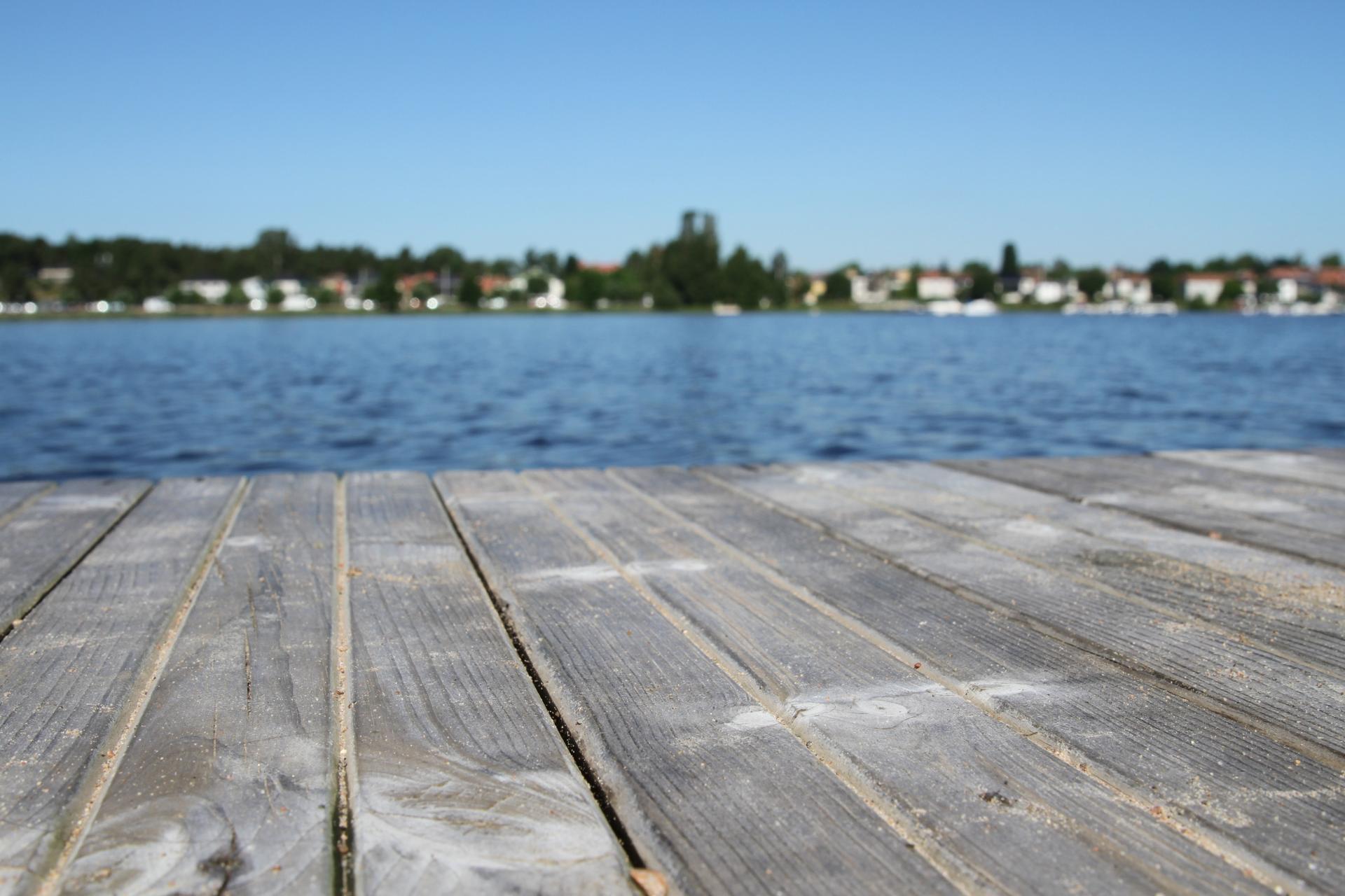 Brygga med stad i bakgrunden