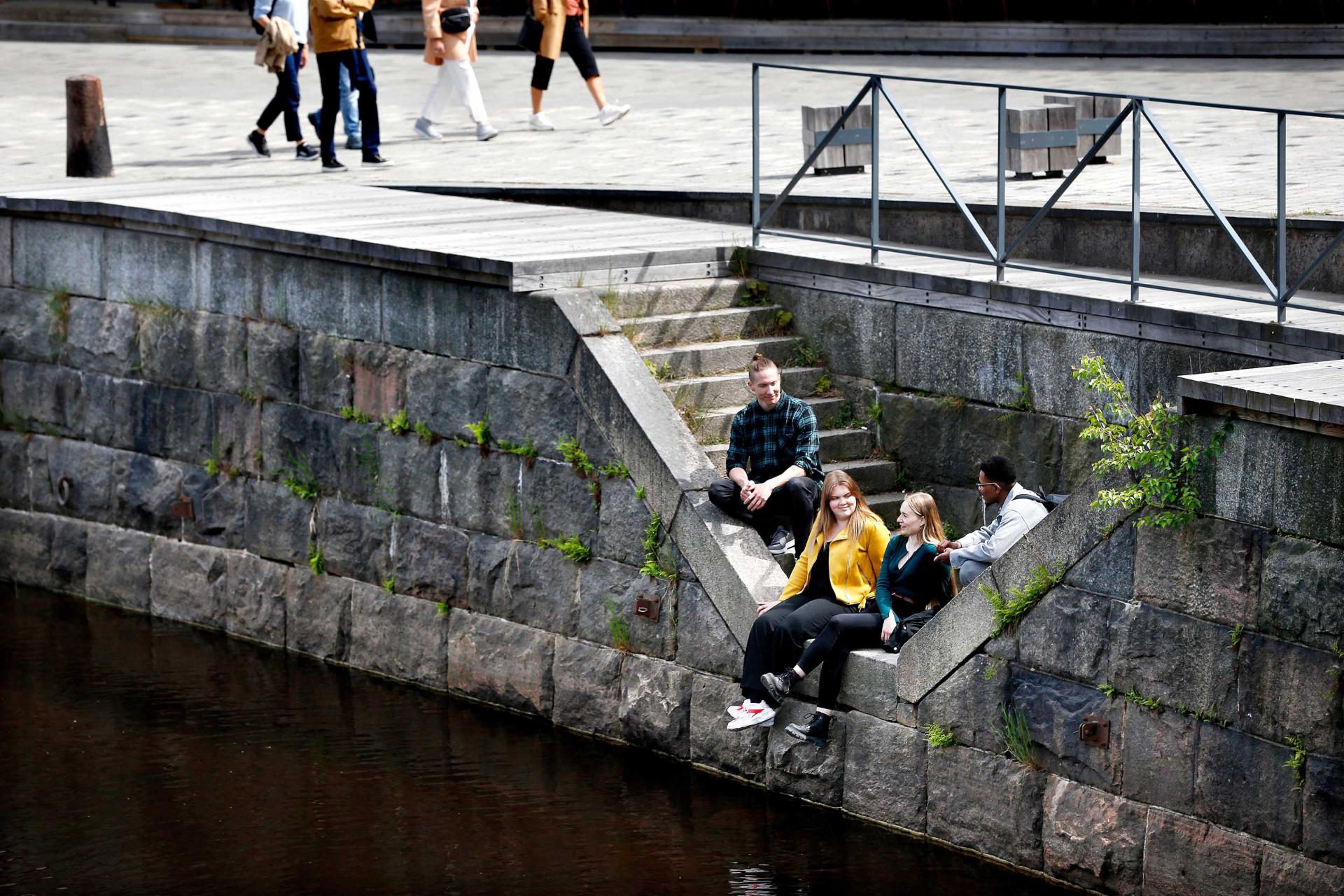 Fyra studenter i en kajtrappa vid Klarälven i centrum