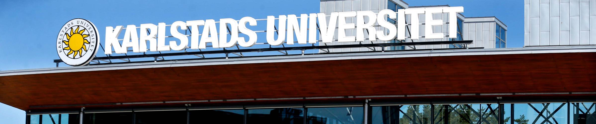 Bild på fasad med Karlstads universitets skylt på taket