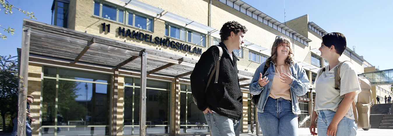 Studenter utanför Handelshögskolan