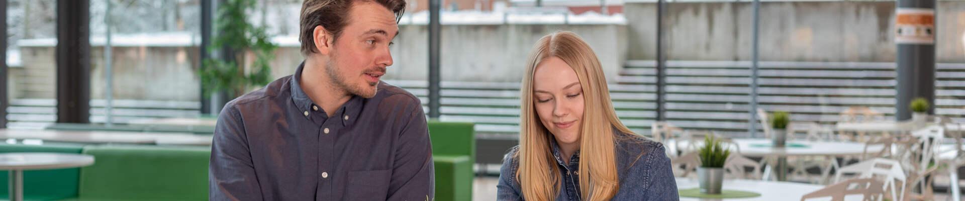 Studenter pluggar under ägget