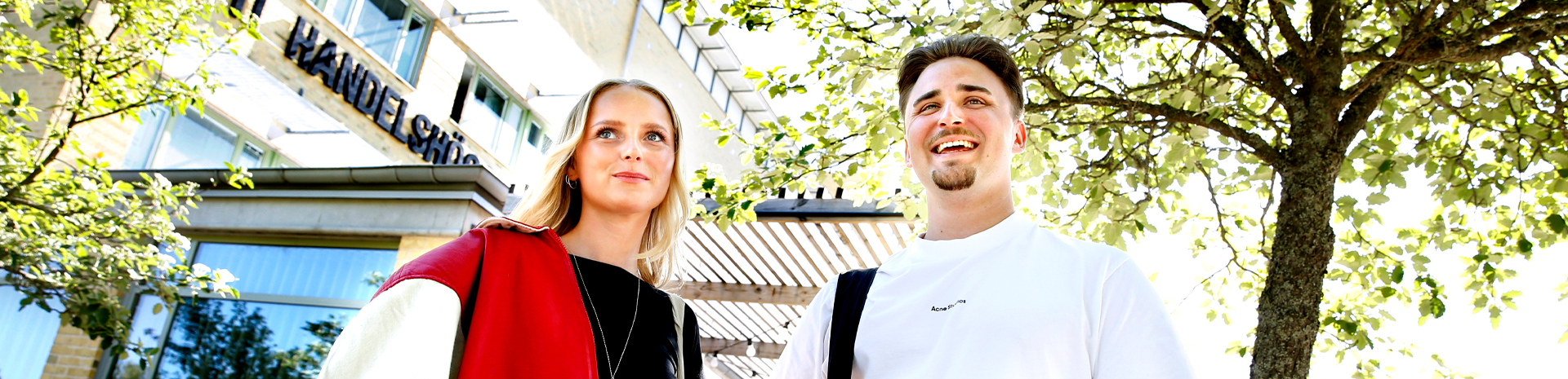 Studenter utanför Handelshögskolan