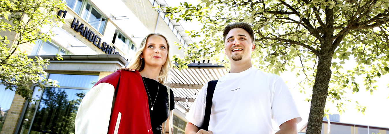 Studenter utanför Handelshögskolan