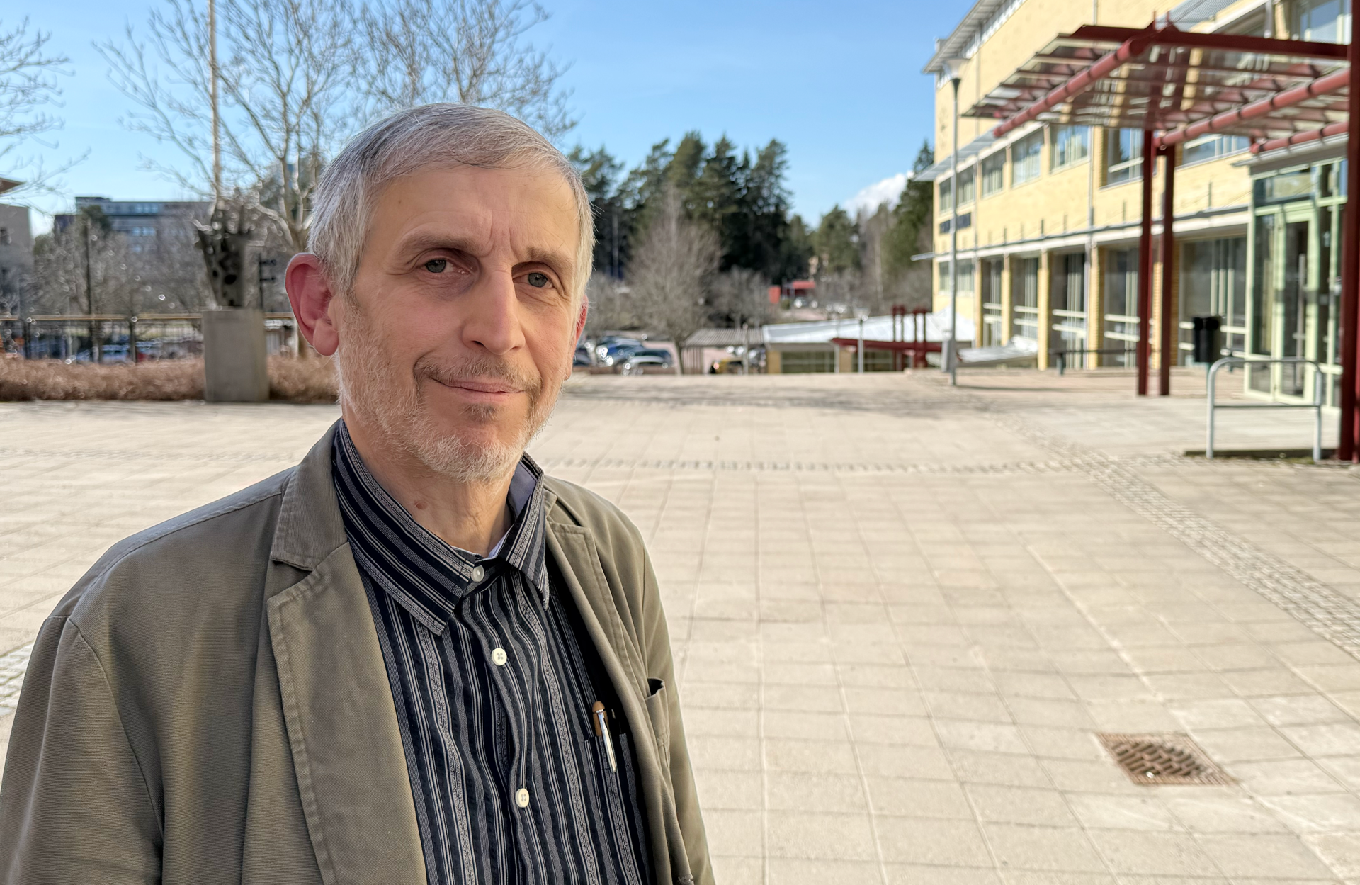 Abdullah Almasri utanför Handelshögskolan