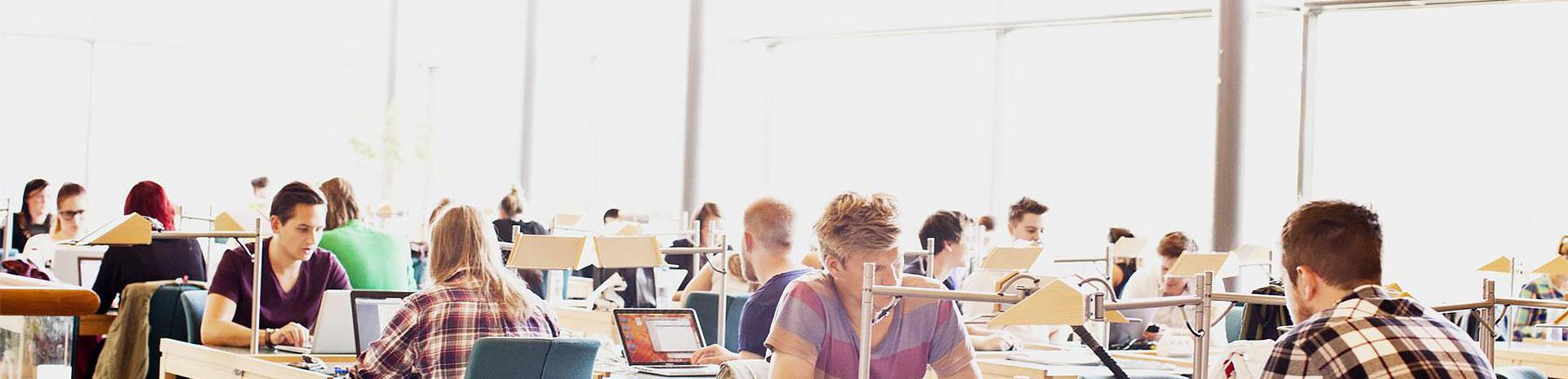 Universitetsstudenter i ett bibliotek