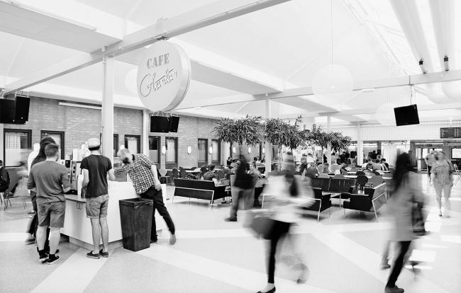 Studenter går genom Café Gläntan i svartvit bild