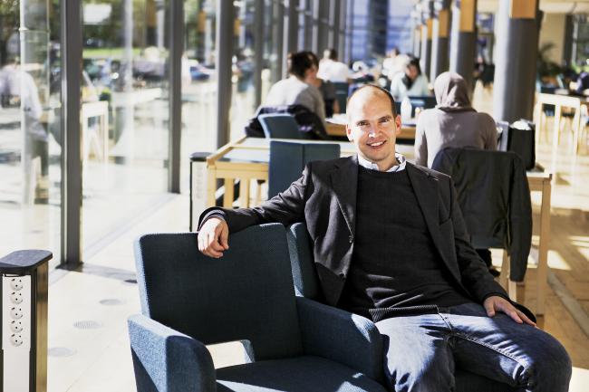 Lärare och forskaren Jörg Pareigies i en stol
