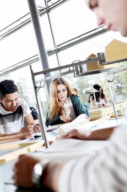 Studenter i biblioteket