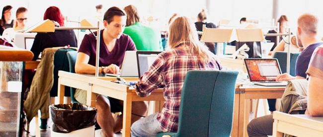 Studenter i biblioteket
