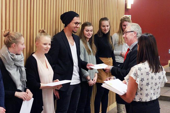 Prorektor Thomas Blom delar ut diplom till de internationella studenterna