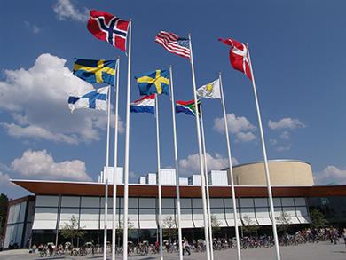 Flaggor framför biblioteket