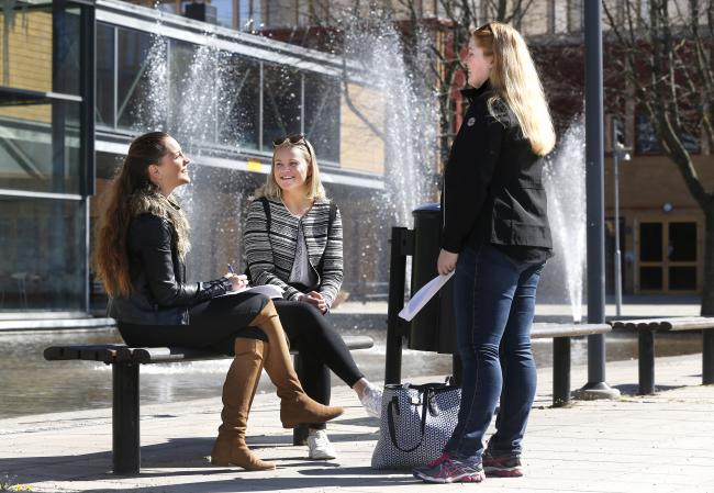 Studenter umgås vid entrén till Karlstads universitet