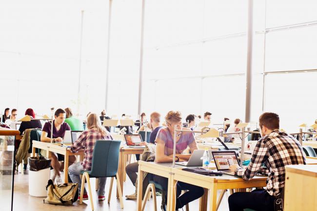 Pluggande studenter i biblioteket på Karlstads universitet