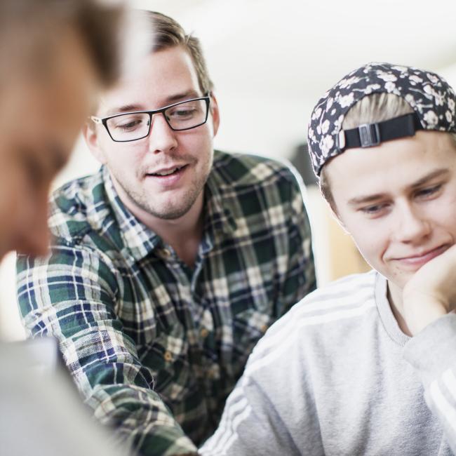 lärare och elev i klassrum