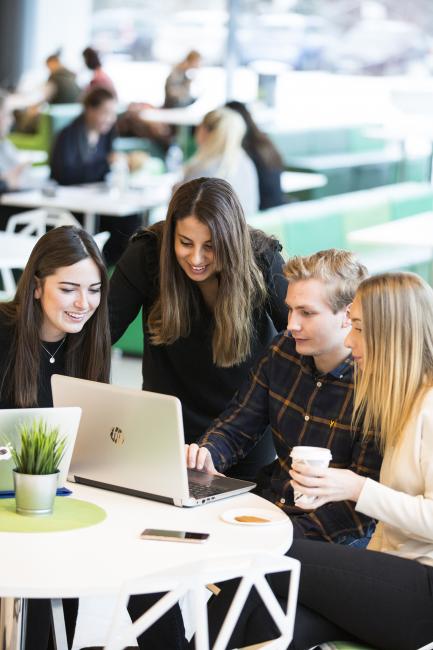 Studenter som grupparbetar i hus 21